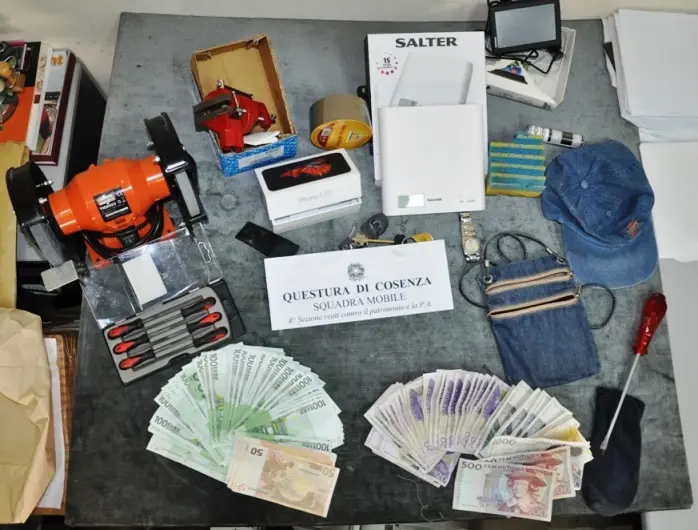 Furti in appartamento, due arresti a Cosenza