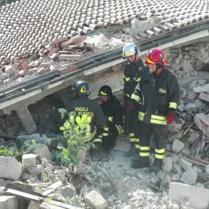 Terremoto, i Vigili del fuoco Calabria tra le macerie