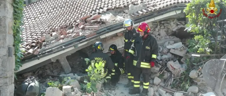Terremoto, i Vigili del fuoco Calabria tra le macerie