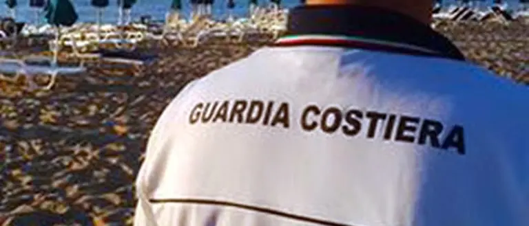 Rifiuti speciali nei pressi della spiaggia, sequestrata area a Capo Bruzzano