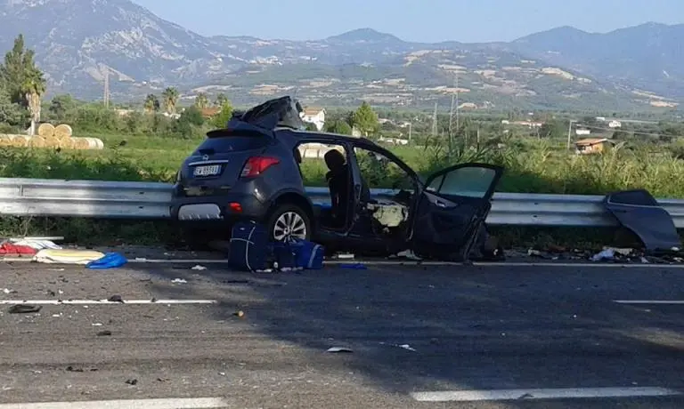 Tragico incidente sulla 106, muore un'intera famiglia