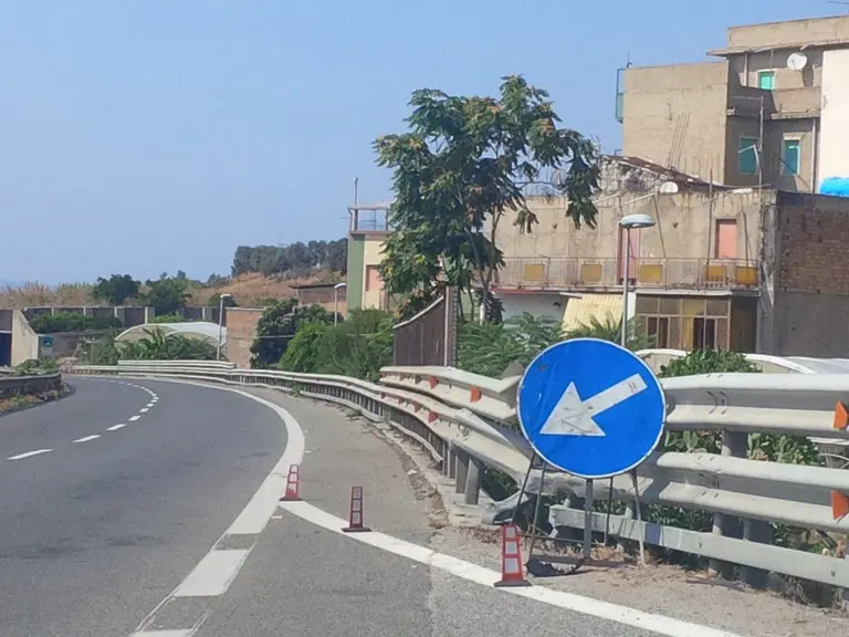Giunti e barriere in condizioni precarie al Porto di Reggio