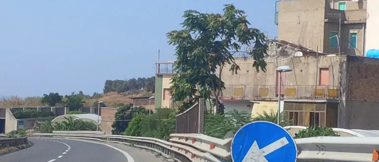 Giunti e barriere in condizioni precarie al Porto di Reggio