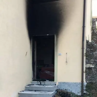 In fiamme edificio comunale a Motta Santa Lucia