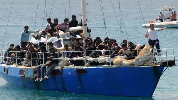 66 immigrati clandestini di nazionalit\\u00E0 afgana,sono sbarcati questo pomeriggio al porto di S Maria di Leuca,etremo lembo del Salento,scortati dalle motovedette della capitaneria e della guardia di finanza. ANSA/CLAUDIO LONGO , ANSA