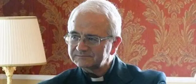 Vescovo costretto a “barricarsi” in chiesa - VIDEO