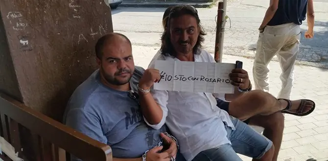 Licenziato si incatena al pilone della stazione