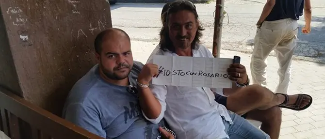 Licenziato si incatena al pilone della stazione