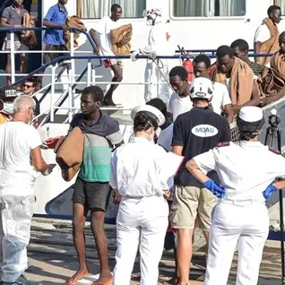 414 migranti sbarcati a Vibo Marina: una donna è in gravi condizioni