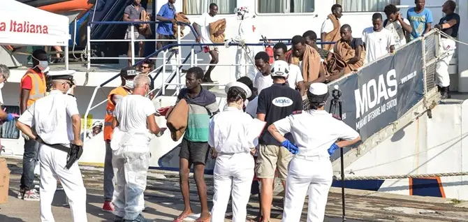 414 migranti sbarcati a Vibo Marina: una donna è in gravi condizioni