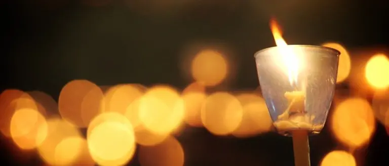 Tredicenne violentata dal branco: a Melito una fiaccolata