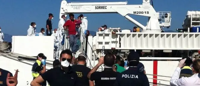 Sbarcati 705 migranti a Crotone, a bordo anche 8 cadaveri