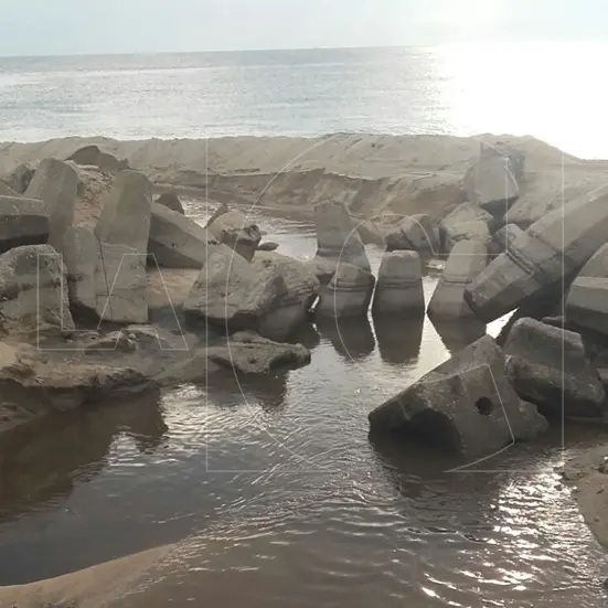 Gioia Tauro, la pioggia “bonifica” il canale senza aspettare gli enti (FOTO)