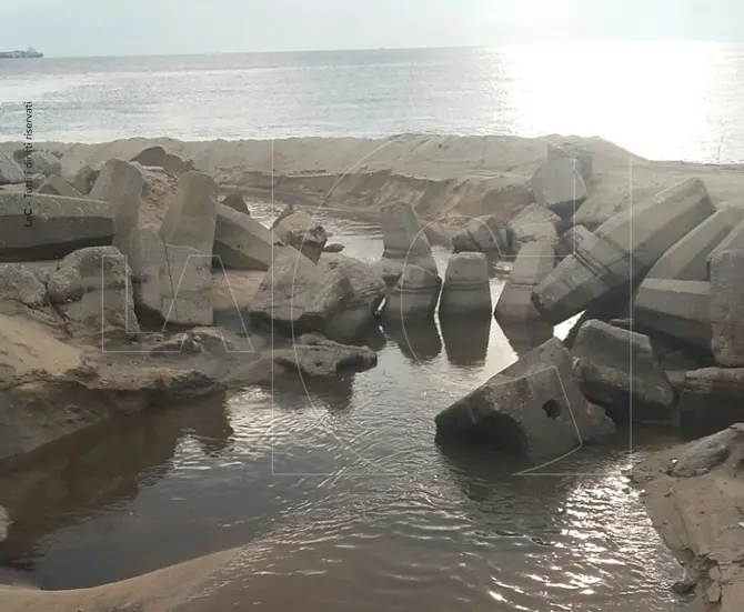 Gioia Tauro, la pioggia “bonifica” il canale senza aspettare gli enti (FOTO)