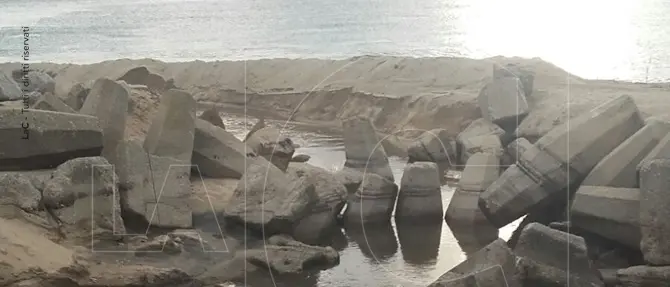 Gioia Tauro, la pioggia “bonifica” il canale senza aspettare gli enti (FOTO)