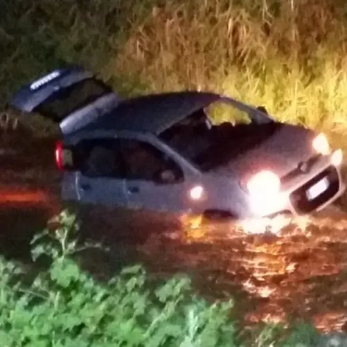 Maltempo, un'auto bloccata nel fiume recuperata dai Vigili del fuoco