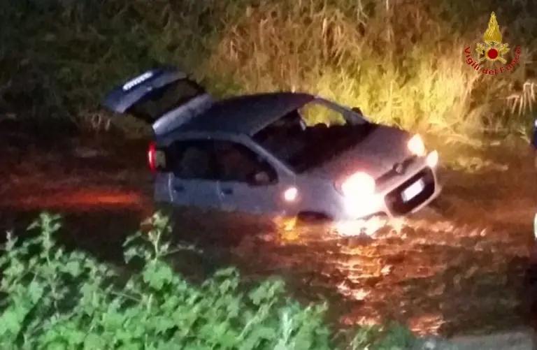 Maltempo, un'auto bloccata nel fiume recuperata dai Vigili del fuoco