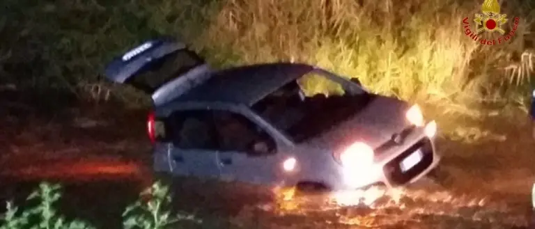 Maltempo, un'auto bloccata nel fiume recuperata dai Vigili del fuoco