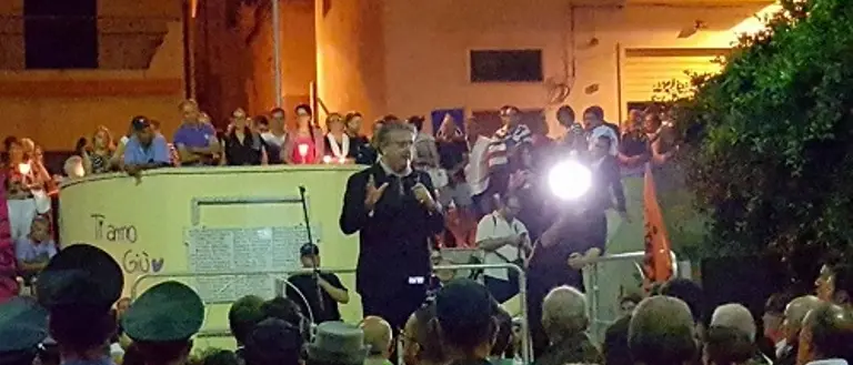 A Melito una fiaccolata per spazzare via l'indifferenza