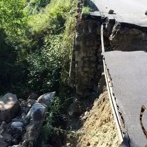 Crolla un ponte, Petilia Policastro isolato da mezzi 118 e Vigili del fuoco