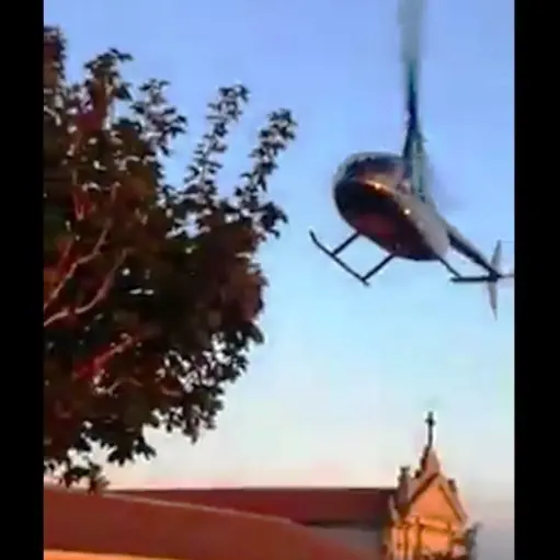 Sposi in elicottero a Nicotera, il velivolo atterra direttamente in piazza