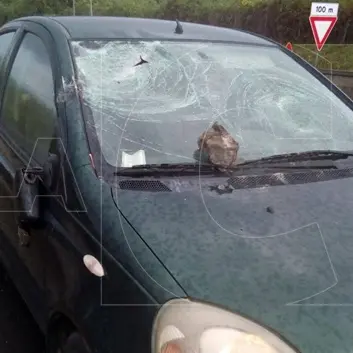 Si stacca un masso dal cavalcavia, colpita auto in transito