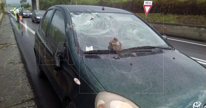 Si stacca un masso dal cavalcavia, colpita auto in transito