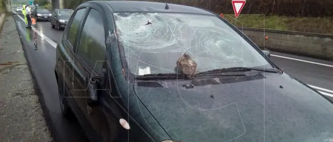 Si stacca un masso dal cavalcavia, colpita auto in transito
