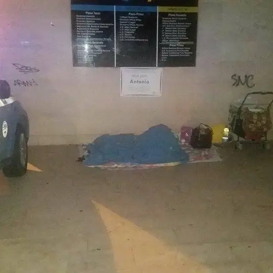 Mamma con tre figli accampata sotto i portici: i poliziotti pagano l’albergo