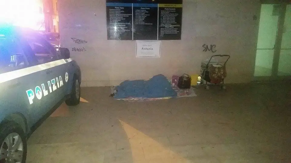 Mamma con tre figli accampata sotto i portici: i poliziotti pagano l’albergo