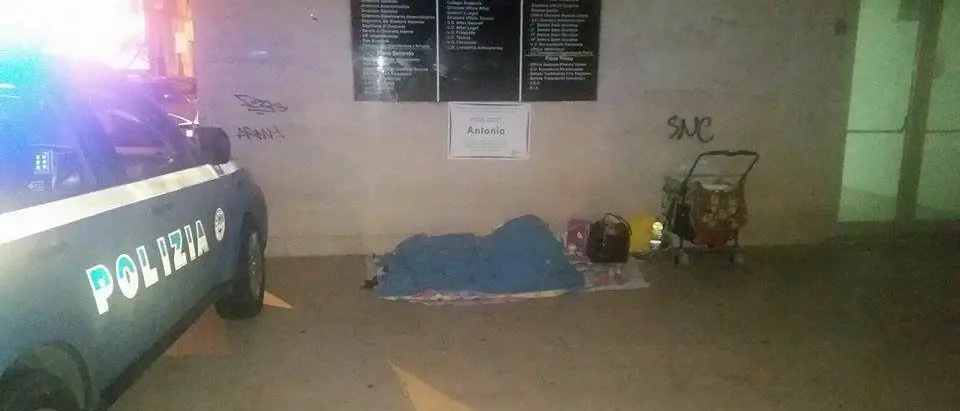 Mamma con tre figli accampata sotto i portici: i poliziotti pagano l’albergo