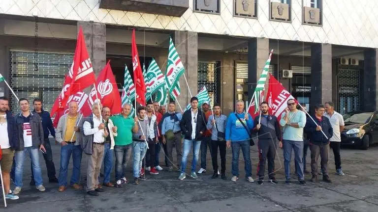 Piazzi Bilotti, sit-in dei lavoratori davanti al Comune di Cosenza