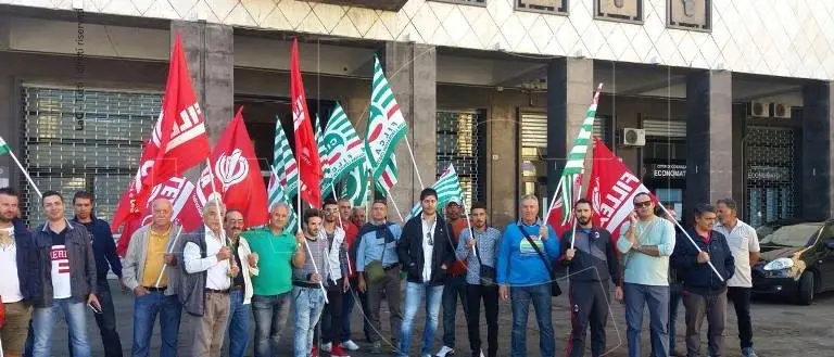 Piazzi Bilotti, sit-in dei lavoratori davanti al Comune di Cosenza