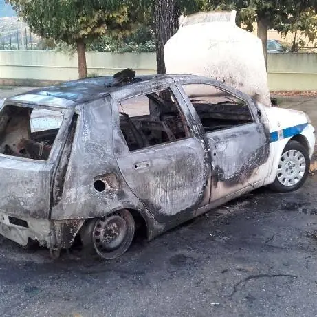 Satriano, auto della polizia locale in fiamme