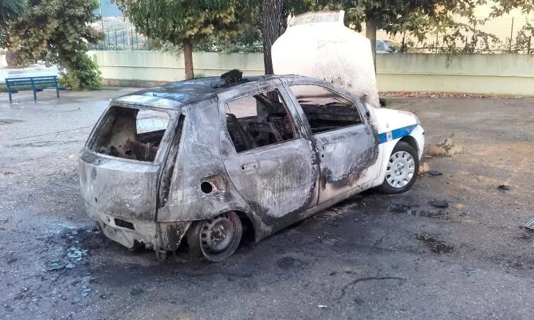 Satriano, auto della polizia locale in fiamme