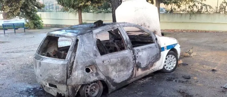 Satriano, auto della polizia locale in fiamme