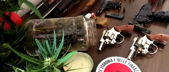 Paola, droga tra gli ortaggi e un arsenale pronto all’uso sotto il pavimento