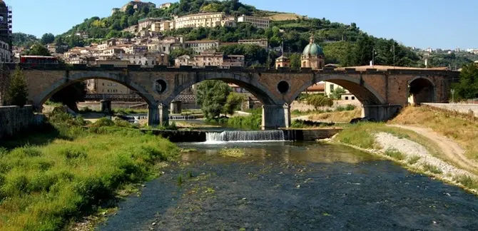 Si toglie la vita gettandosi da un ponte: dramma a Cosenza