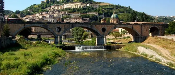 Si toglie la vita gettandosi da un ponte: dramma a Cosenza
