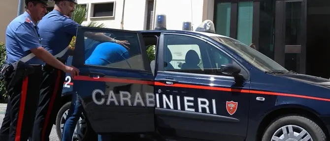 Tenta di colpire i carabinieri con un bastone, arrestato