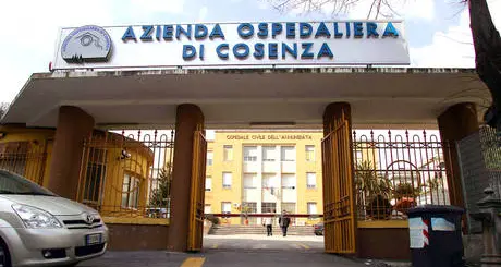 Truffa all'Azienda Ospedaliera di Cosenza: la Procura indaga su turni pagati ma inesistenti. Nove dipendenti coinvolti