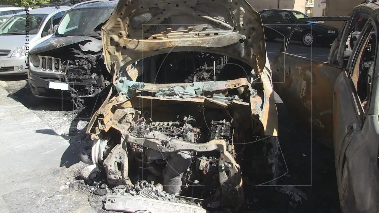 Notte di fuoco a Cosenza, tre auto incendiate