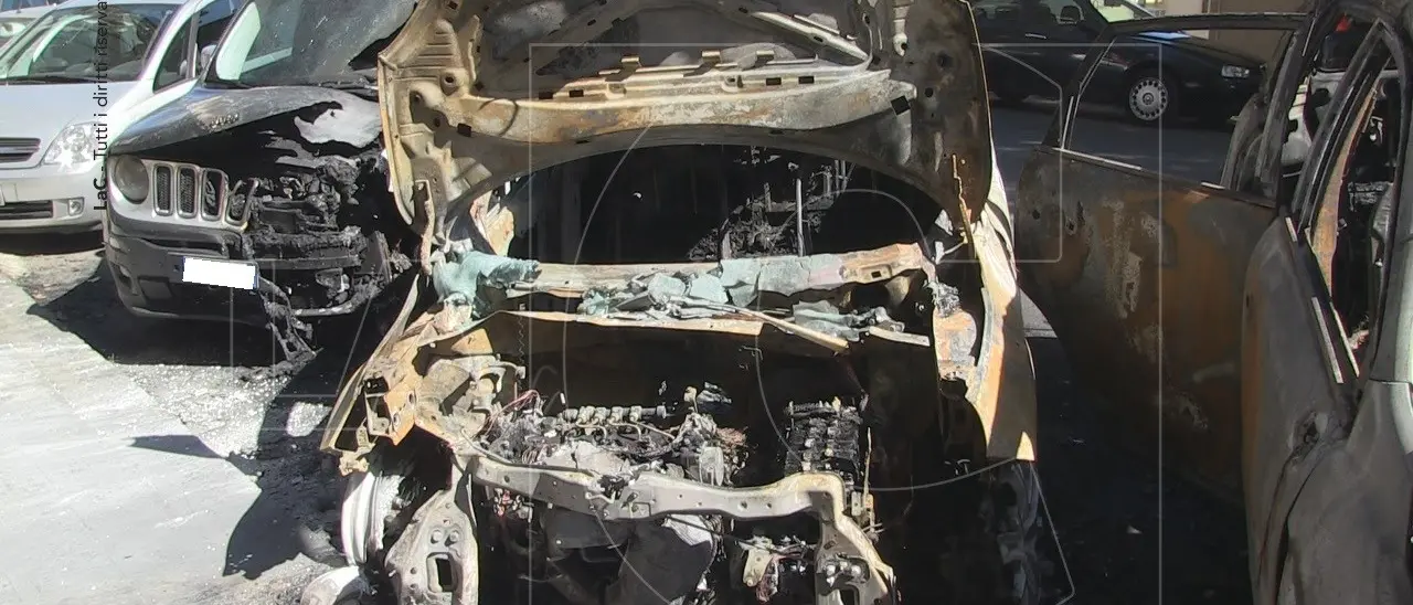 Notte di fuoco a Cosenza, tre auto incendiate