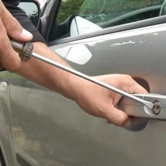 Cosenza, sorpresi a rubare un’auto: tre arresti