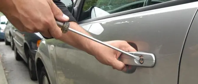 Cosenza, sorpresi a rubare un’auto: tre arresti