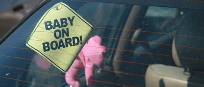 Zumpano, lasciano bimbo di sette mesi in auto per fare la spesa: arrestati i genitori