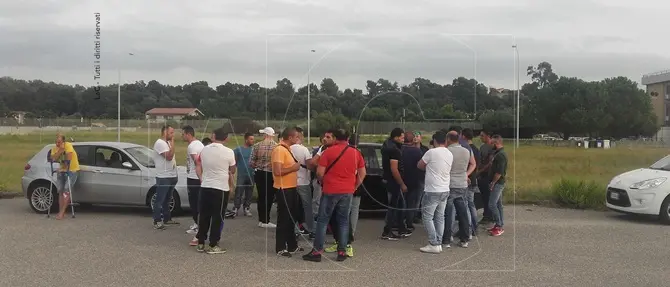 “Gli ammutinati” del porto in assemblea: «Ci licenzieranno perchè non c'è meritocrazia»