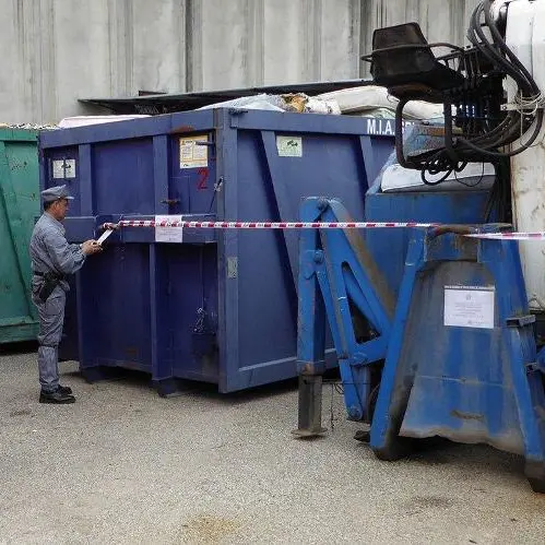 Stoccaggio illegale di rifiuti, sequestrato capannone a Rende
