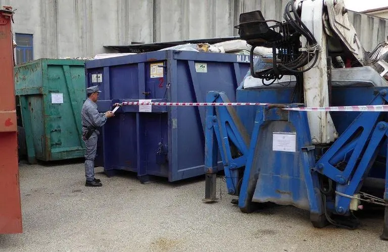 Stoccaggio illegale di rifiuti, sequestrato capannone a Rende