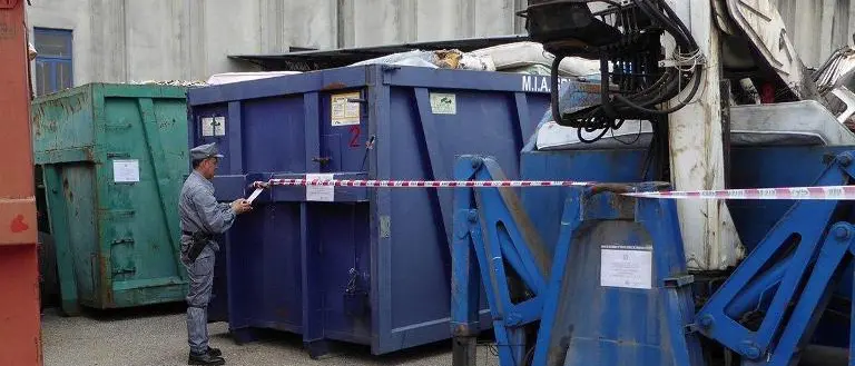 Stoccaggio illegale di rifiuti, sequestrato capannone a Rende